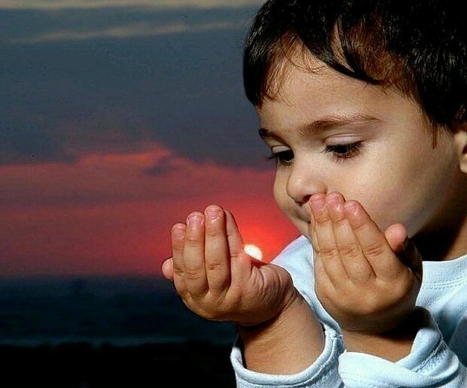 anak kecil berdoa